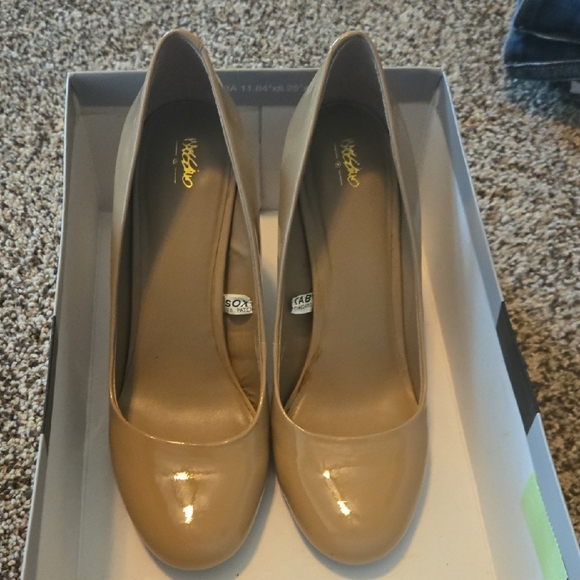 Elegant Beige Heels - Picture 1 of 6